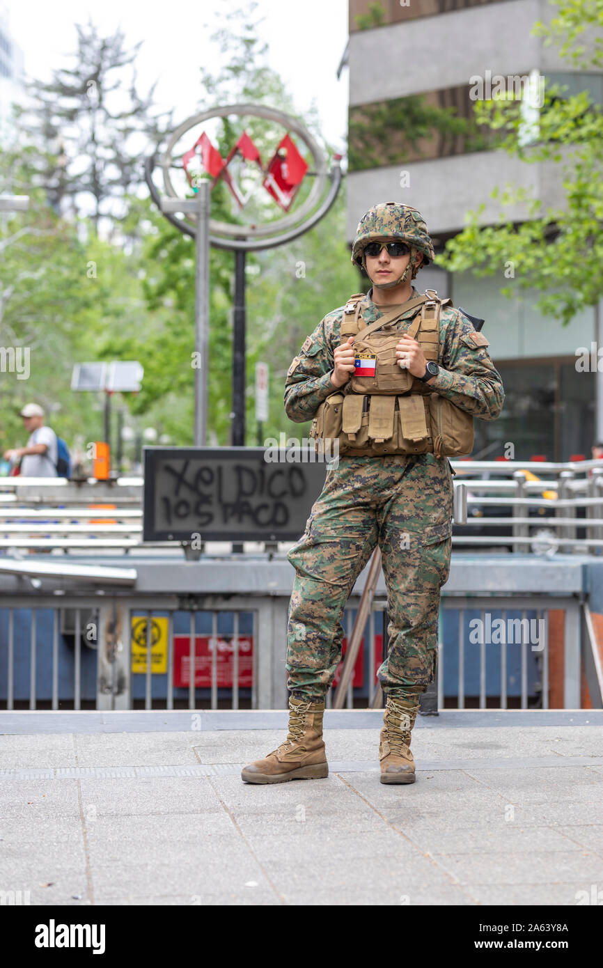 Des soldats dans les rues de Santiago la protection de Pedro de Valdivia station de métro. Émeutes à Santiago de Chile centre-ville Banque D'Images