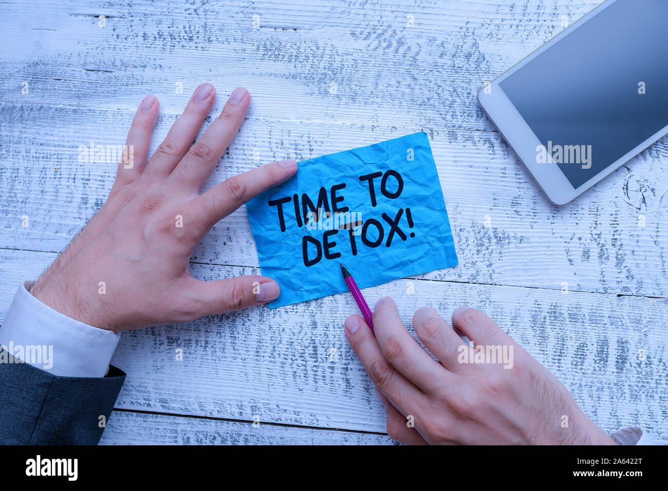 Texte visible le temps de désintoxication. Photo d'affaires texte lorsque vous purifiez votre corps des toxines ou cesser de consommer de la part tenir note papier près de l'écriture equi Banque D'Images