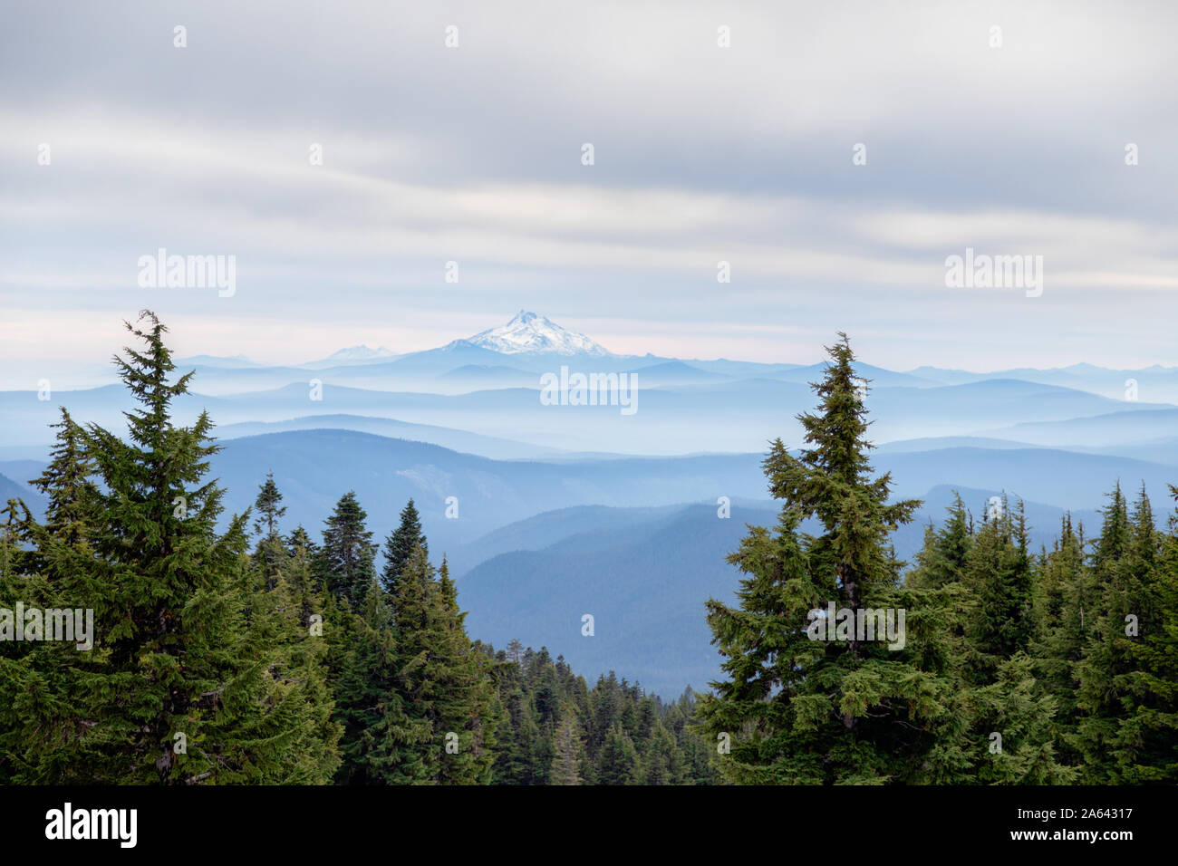 Vue du Mt. Jefferson de Mt. Le capot avec de belles couches de montagnes brumeuses dans entre dans l'Oregon, USA Banque D'Images