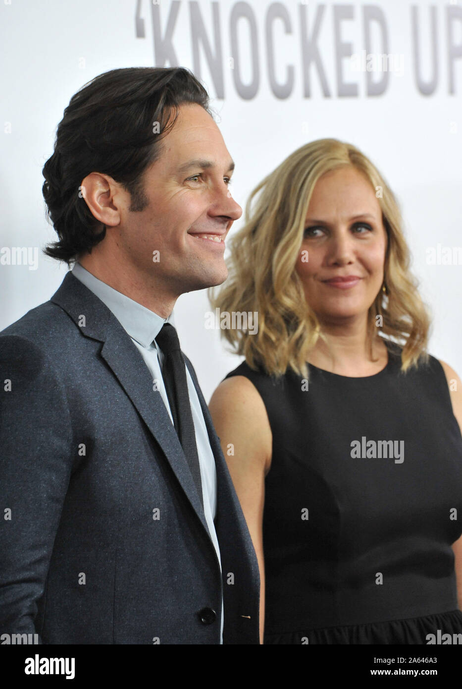 LOS ANGELES, CA. 12 décembre 2012 : Paul Rudd et épouse Julie Yaeger lors de la première mondiale de son film 'c'est 40' à Grauman's Chinese Theatre, à Hollywood. © 2012 Paul Smith / Featureflash Banque D'Images