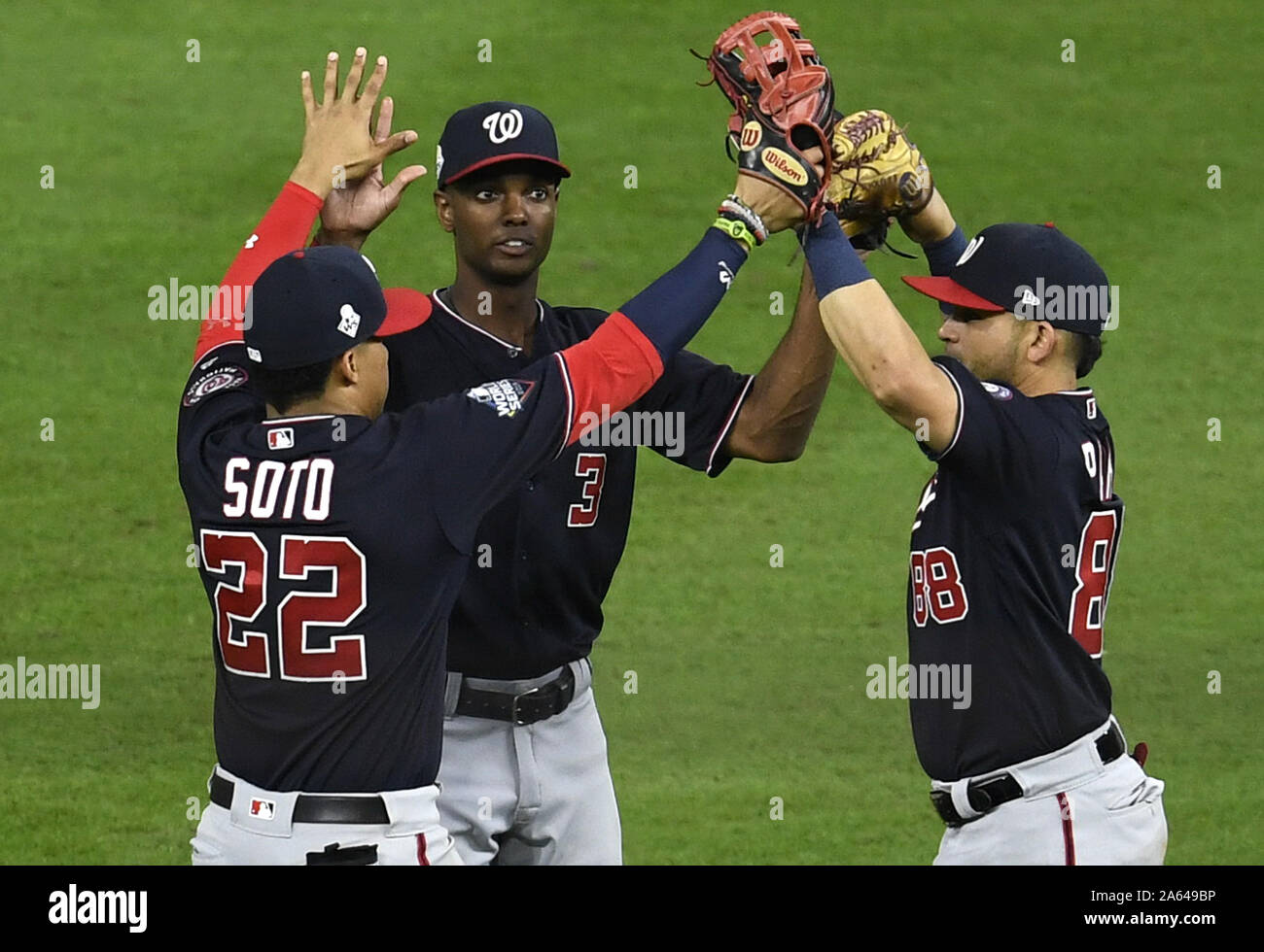 Houston, États-Unis. 23 Oct, 2019. Nationals de Washington Juan Soto (L), Michael A. Taylor (C) et Gerardo Parra célébrer après les ressortissants battre les Astros de Houston 12-3 dans le jeu 2 de la Série mondiale au Minute Maid Park de Houston, Texas, le mercredi, Octobre 23, 2019. Les ressortissants conduire le meilleur-de-sept séries 2-0. Photo par Trask Smith/UPI. Credit : UPI/Alamy Live News Banque D'Images