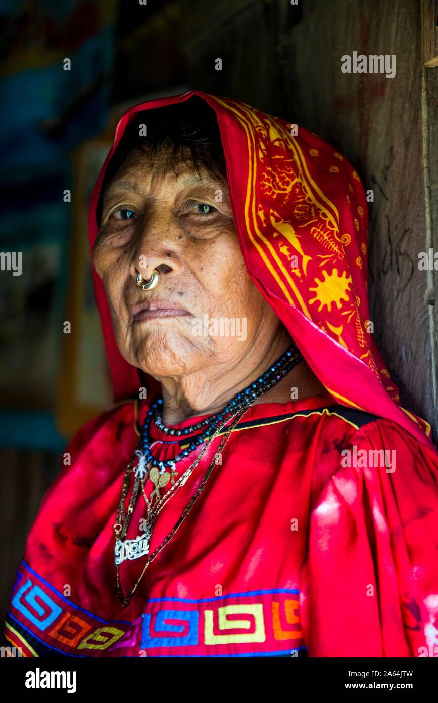 Portrait d'un tradfitional habillé femme indienne Kuna, Achutupu, îles San Blas, Kuna Yala, Panama Banque D'Images