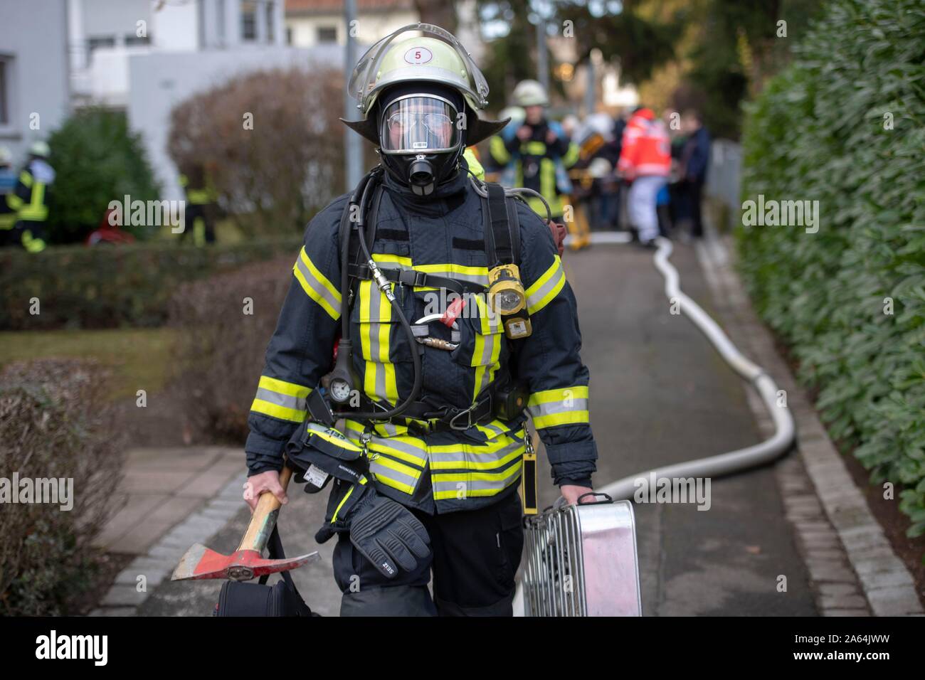 Pompier avec protection respiratoire en action, Stuttgart, Allemagne Banque D'Images