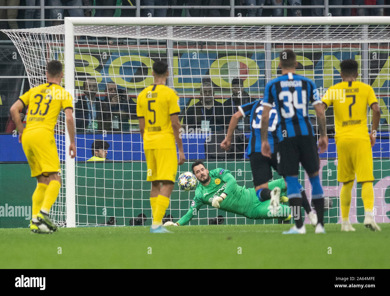 Milano, Italie. 23 Oct, 2019. Football : Ligue des Champions, l'Inter Milan - Borussia Dortmund, phase Groupe, Groupe F, Journée 3 : Dortmund gardien Roman Bürki détient Martínez a coup de pied de pénalité. Crédit : Bernd Thissen/dpa/Alamy Live News Banque D'Images