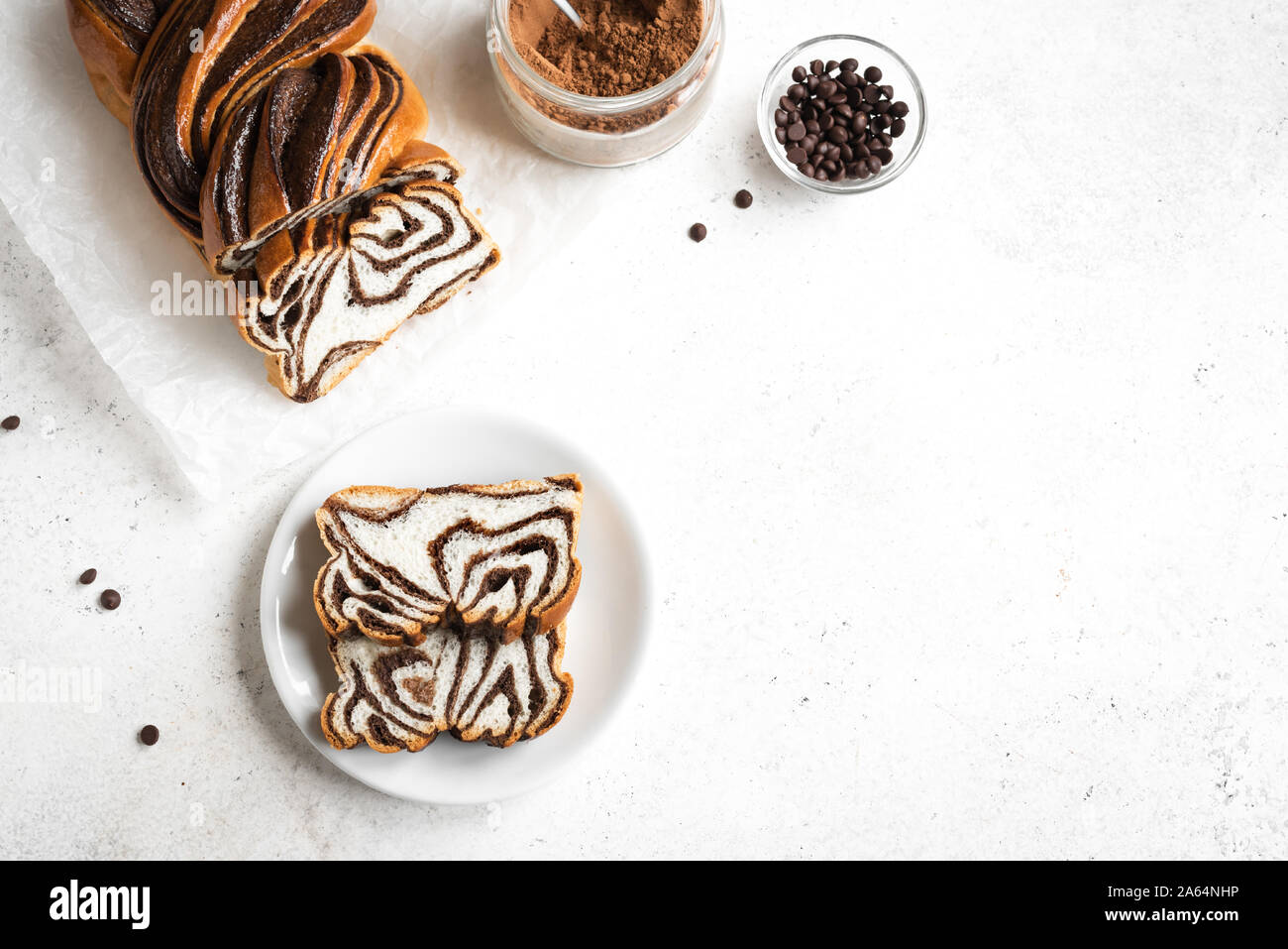 Babka chocolat ou pain brioché. Pâtisserie Maison désert sucré - tourbillon de chocolat, pain, tranchés sur fond blanc, vue du dessus, copiez l'espace. Banque D'Images
