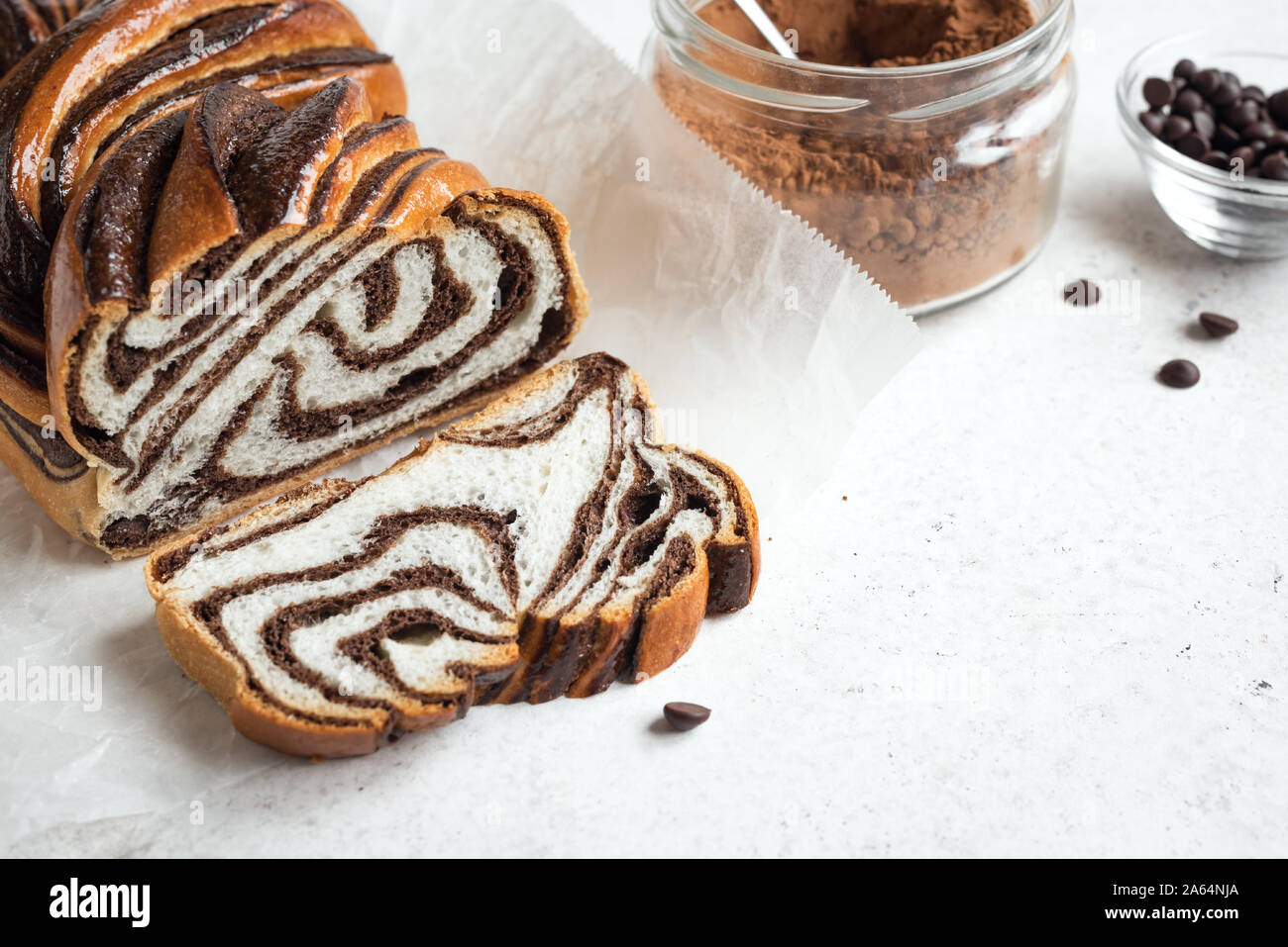 Babka chocolat ou pain brioché. Pâtisserie Maison désert sucré - tourbillon de chocolat, pain, tranchés sur fond blanc. Banque D'Images