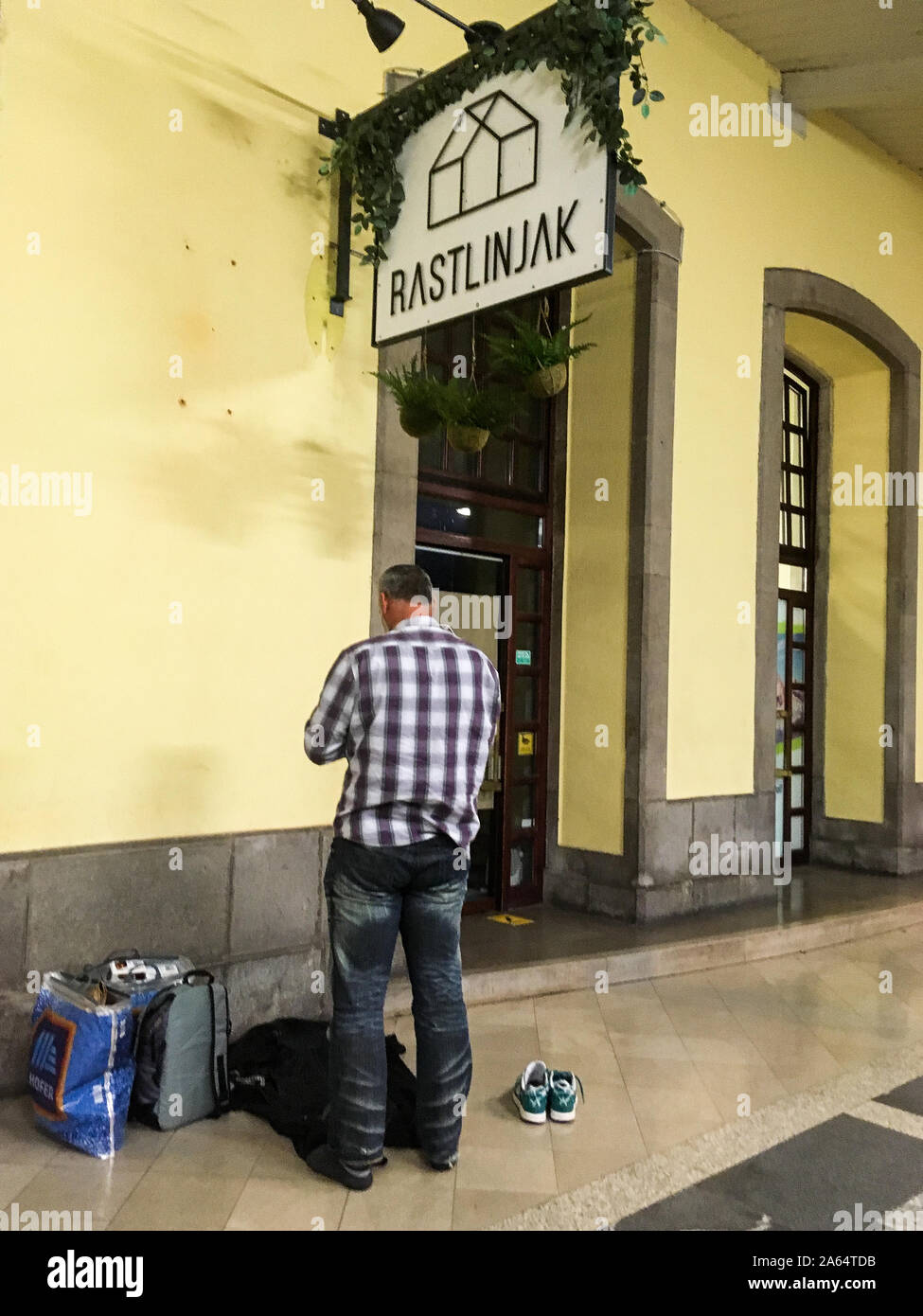 Fidèles musulmans priant sur une plate-forme à la gare de Ljubljana, Ljubljana, Slovénie Banque D'Images