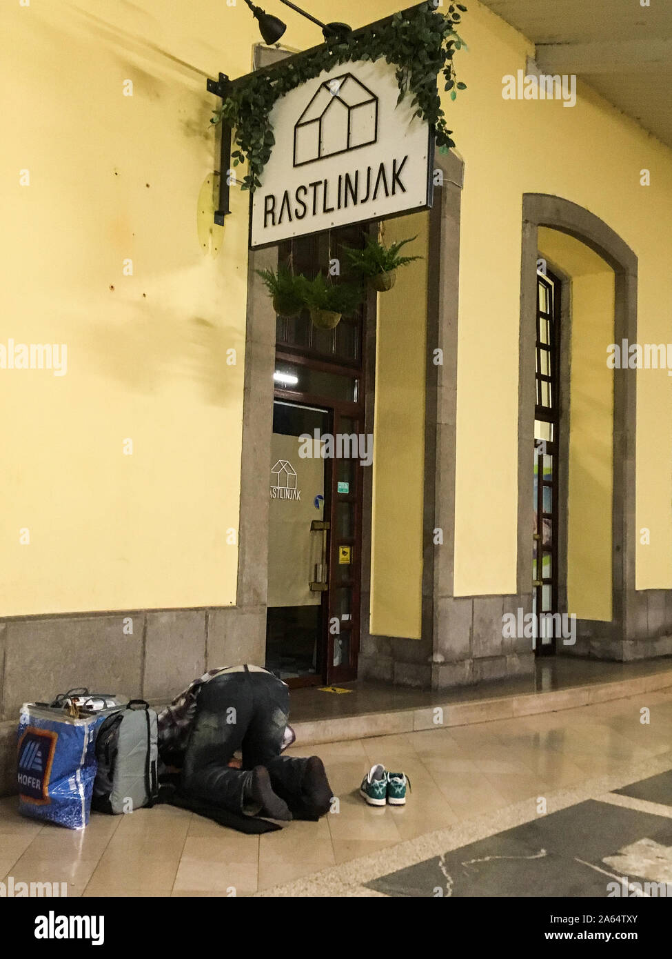 Fidèles musulmans priant sur une plate-forme à la gare de Ljubljana, Ljubljana, Slovénie Banque D'Images