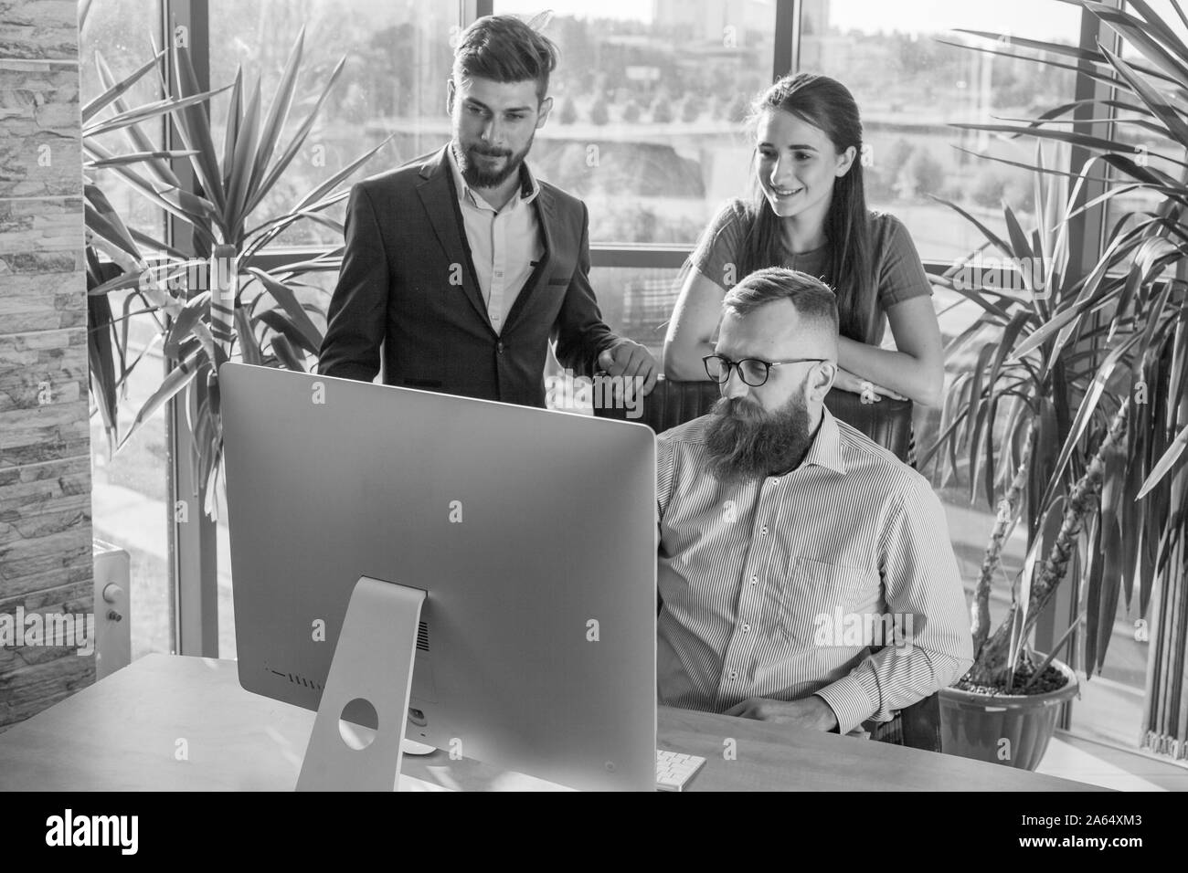 Un groupe de collègues, hommes d'affaires se sont réunis à l'office pour une conférence Banque D'Images