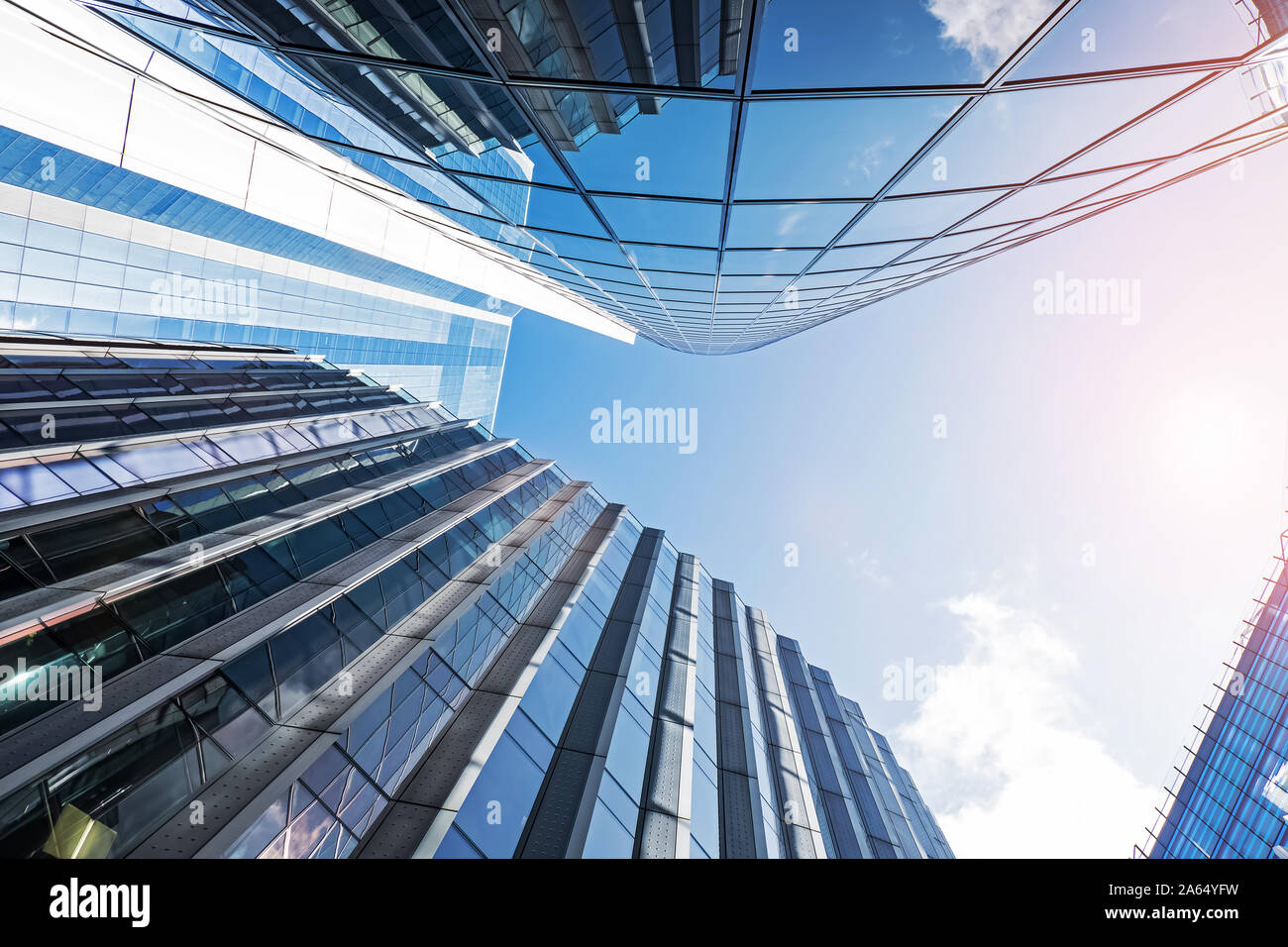 Les bâtiments d'affaires moderne avec Sun et Sky Banque D'Images