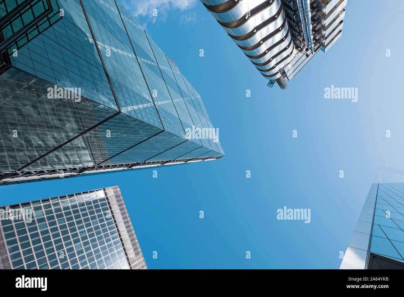 Les bâtiments d'affaires moderne avec Sun et Sky Banque D'Images