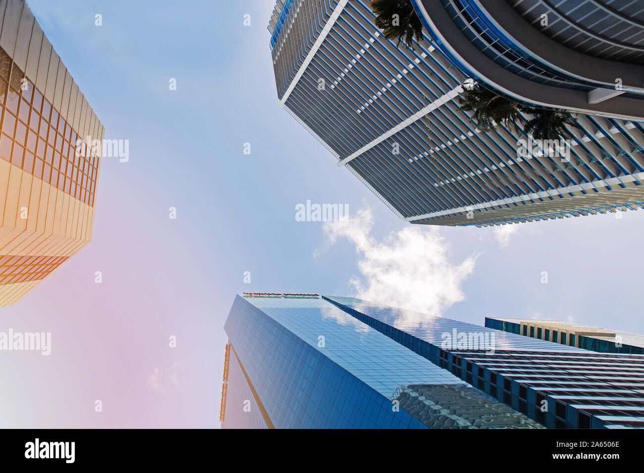 Les bâtiments d'affaires moderne avec Sun et Sky Banque D'Images