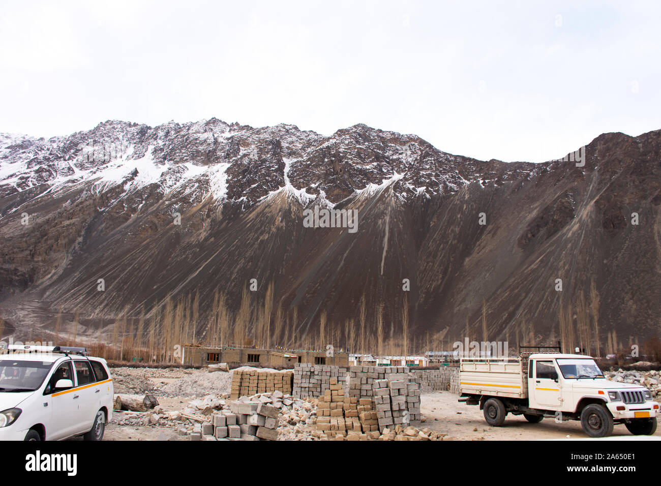 Les gens d'affaires et d'arrêt pilote voiture en stationnement à l'extérieur de l'hôtel resort à Home Maison de village Health dans la vallée de Nubra tehsil tout en saison hivernale a L Banque D'Images