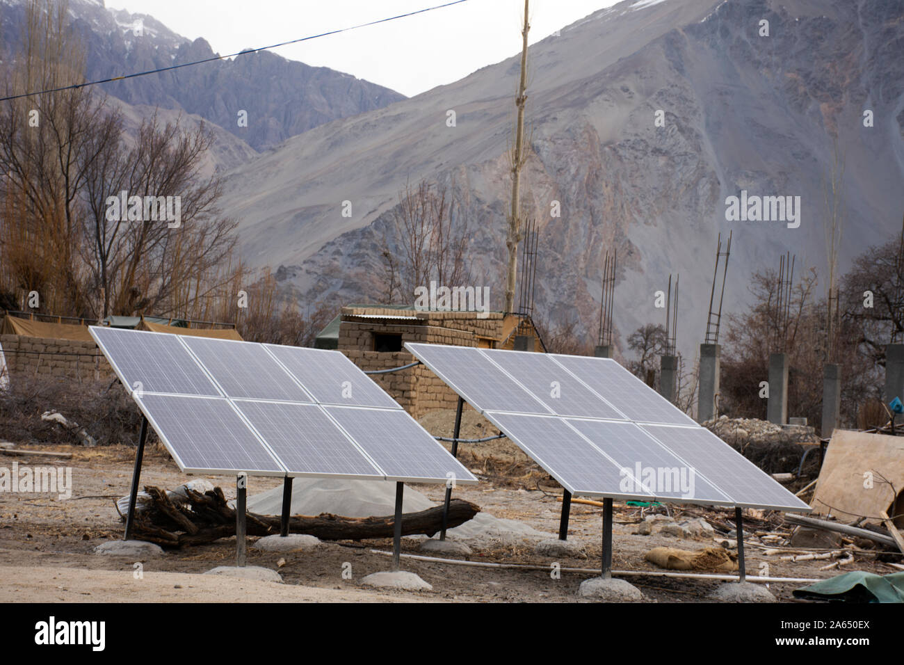 Capteur pour des faits de l'électricité à l'extérieur de l'hôtel resort à Home Maison Home Maison de village de tehsil nubra valley tout en saison d'hiver au Ladakh Leh dans Jam Banque D'Images