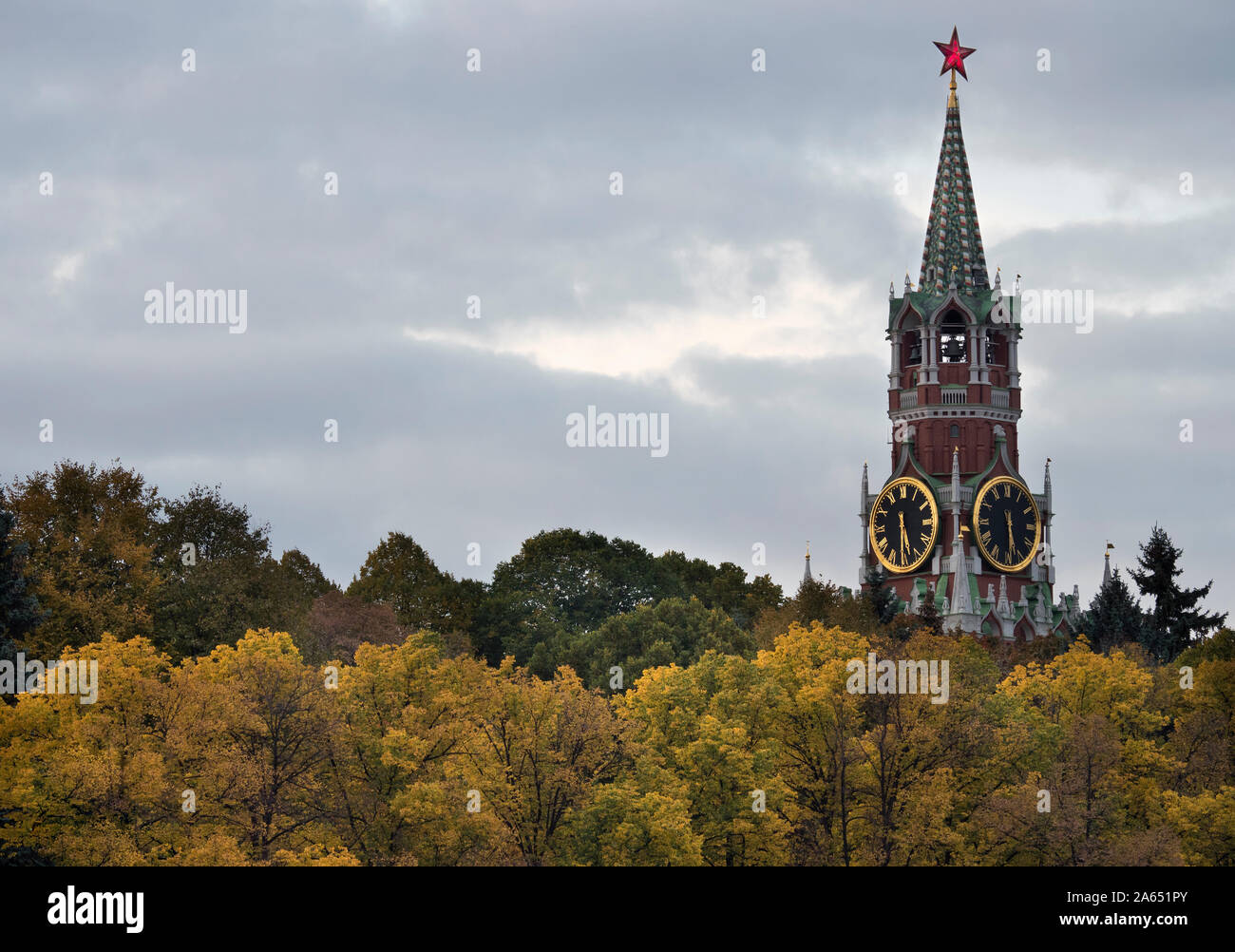 Moscou, Russie, vue sur la Tour Spasskaya du Kremlin de Moscou avec une horloge. Banque D'Images