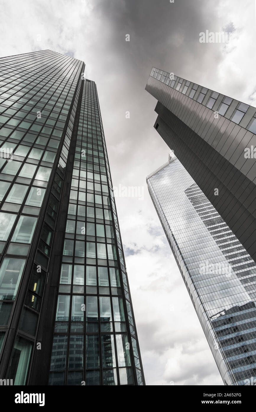 Sombres nuages sur les tours à bureaux, bâtiment résidentiel en arrière-plan Banque D'Images