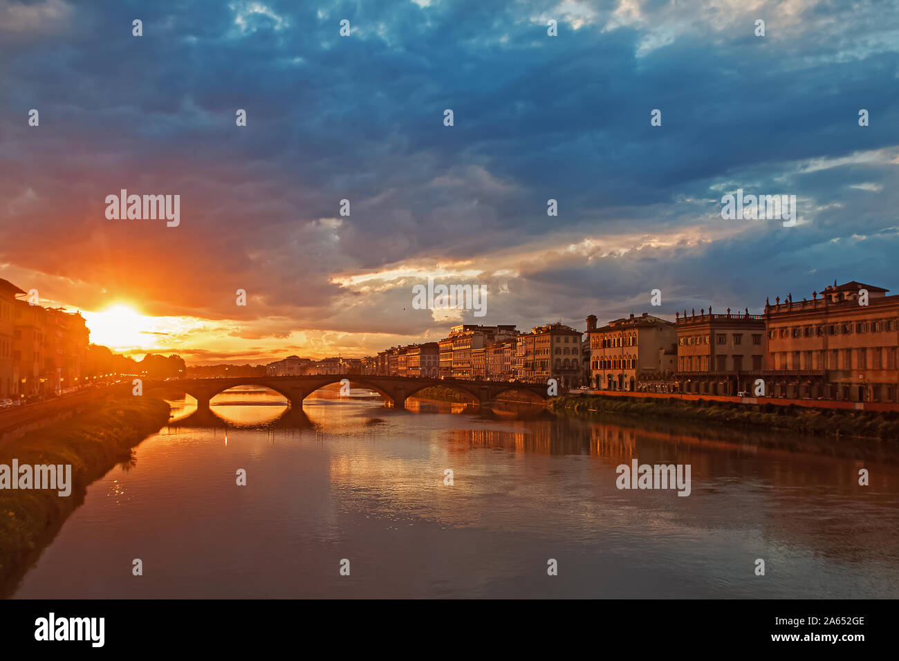 Coucher de soleil sur le pont appelé Ponte Vecchio à Florence, Italie Banque D'Images