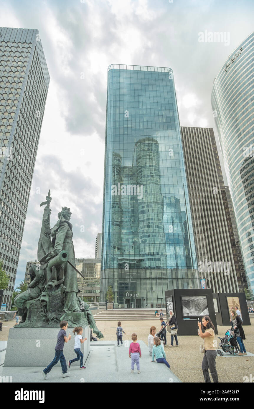 Sculpture la défense de paris avec hautes tours à bureaux en arrière-plan Banque D'Images
