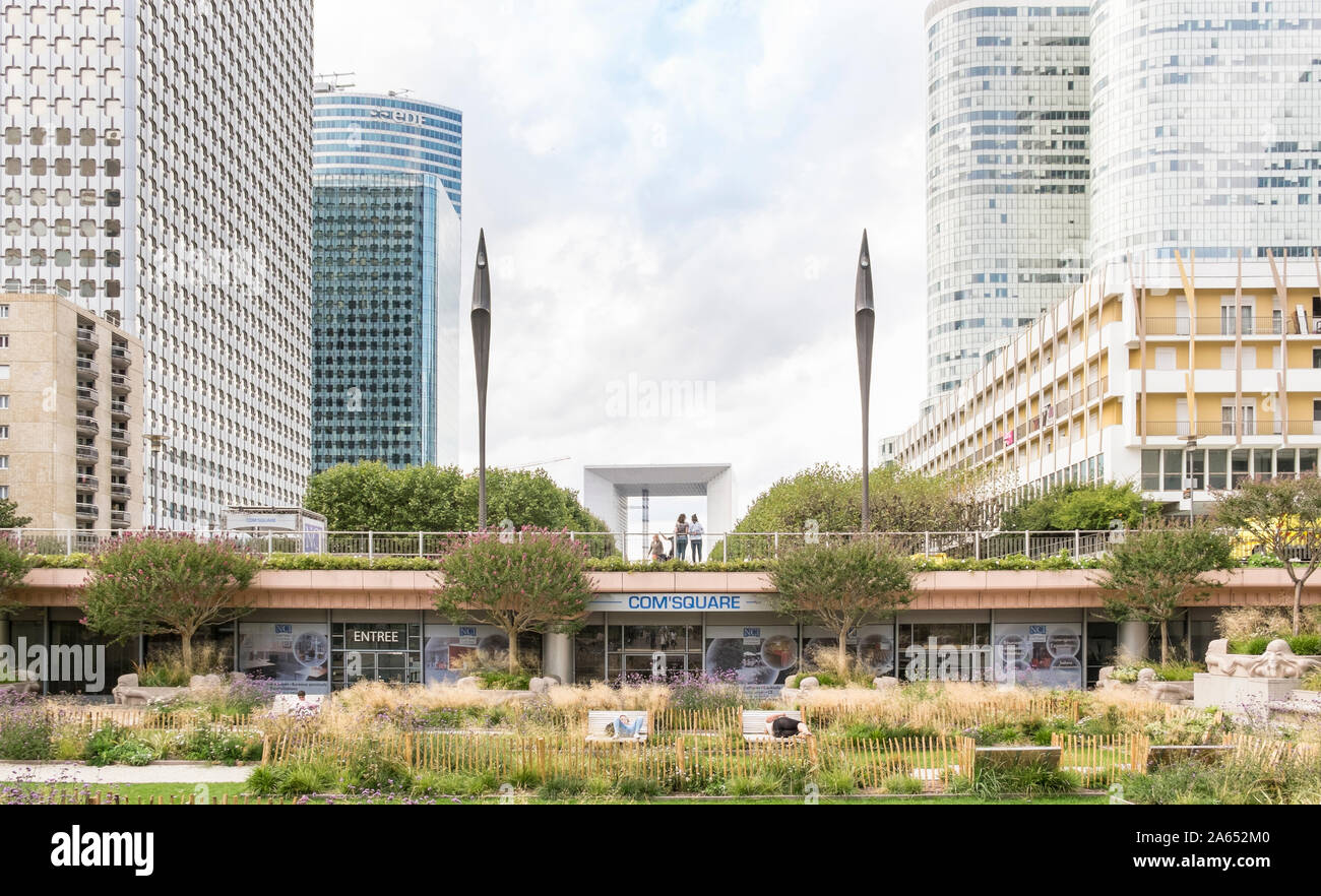 Les tours à bureaux à la défense à la recherche dans la direction de la grande arche Banque D'Images