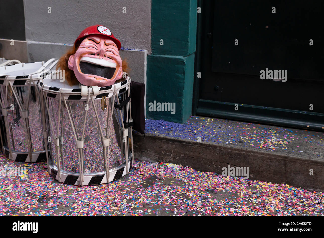Gerbergaesslein, Bâle, Suisse - Mars 12th, 2019. Close-up d'un masque coloré et caisse claire Banque D'Images