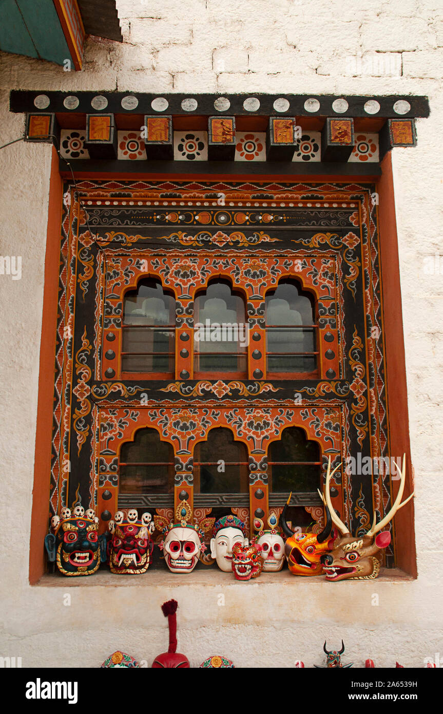 Fenêtre décorée de façon traditionnelle et des masques en bois à Thimphu, Bhoutan Banque D'Images