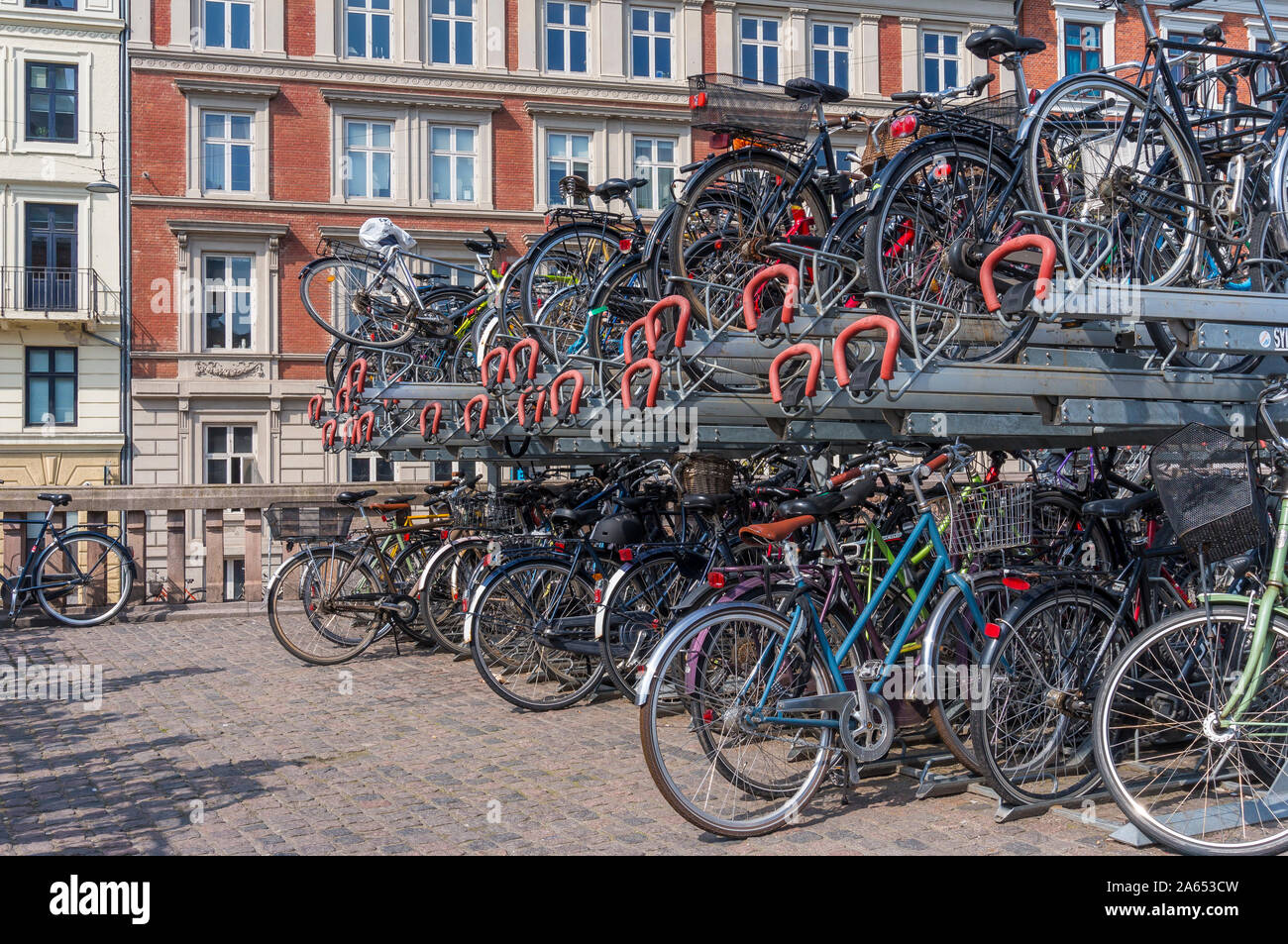 Le stationnement des vélos à la gare de Copenhague, Danemark Photo Stock -  Alamy