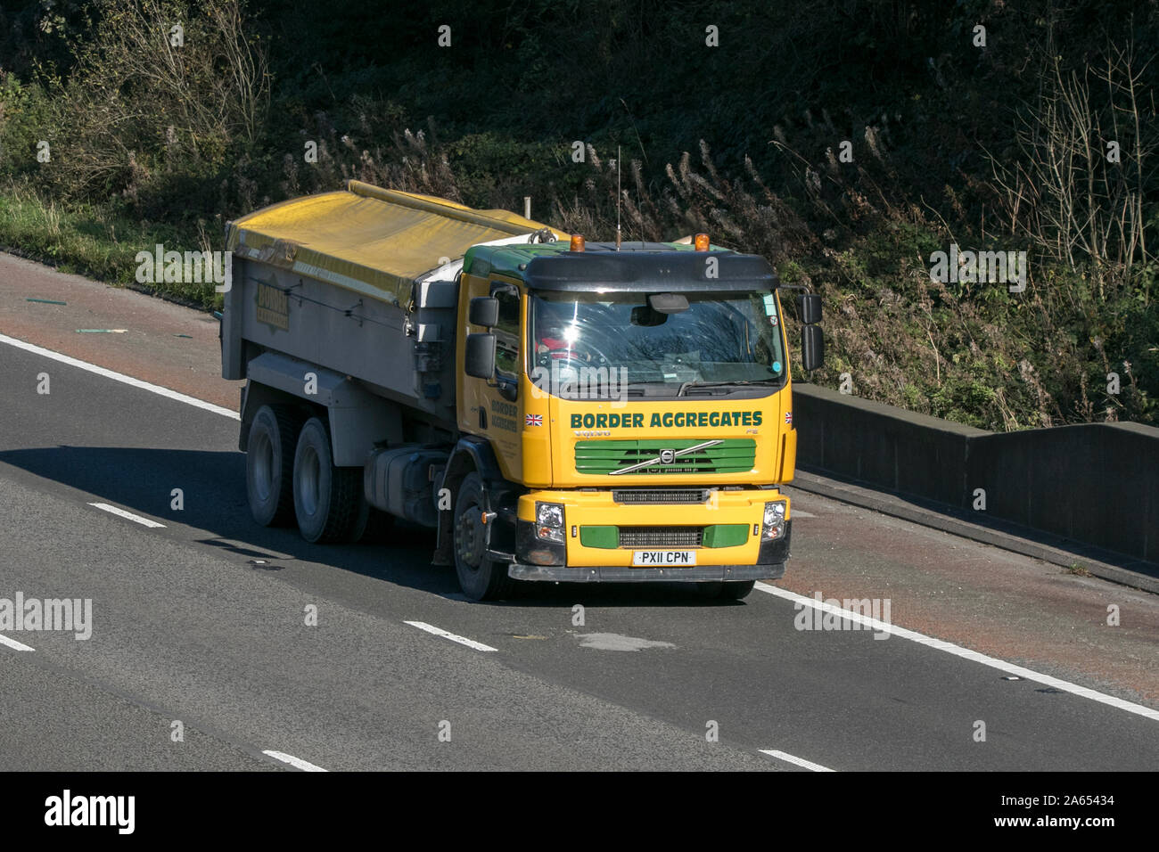 Agrégats frontaliers Volvo Globetrotter voyageant sur l'autoroute M6 près de Preston dans le Lancashire, Royaume-Uni Banque D'Images