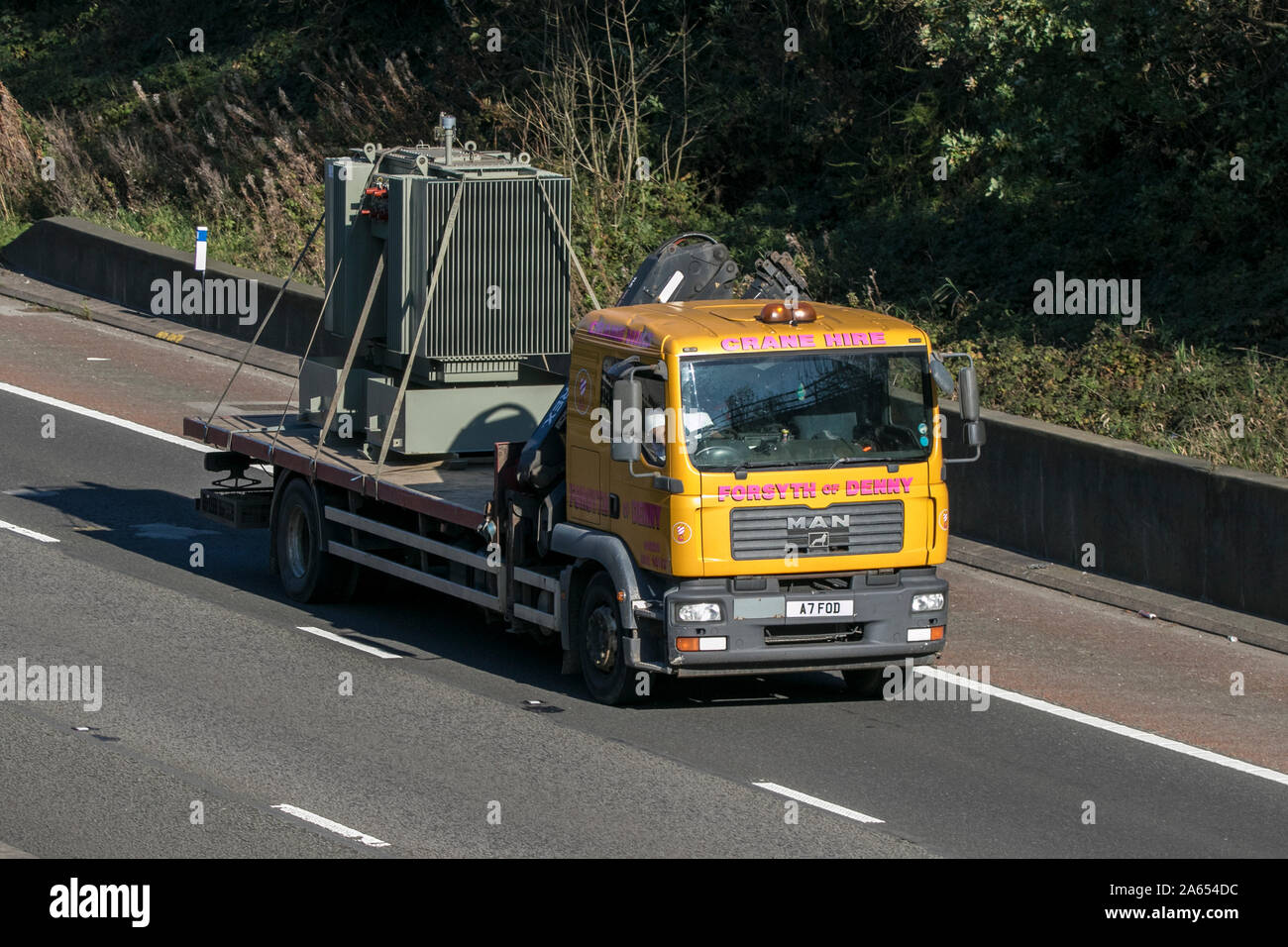 Forsyth de Denny Crane voitures transformateur électrique homme voyageant sur l'autoroute M6 près de Preston dans le Lancashire, Royaume-Uni Banque D'Images