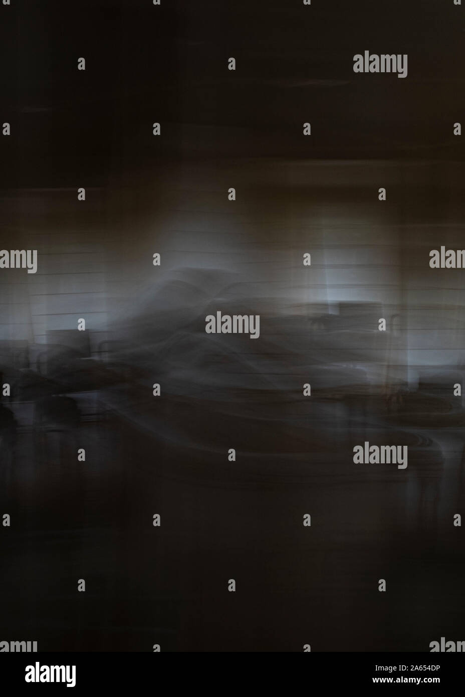 Image abstraite dans une pièce avec des chaises et tables en mouvement floue Banque D'Images