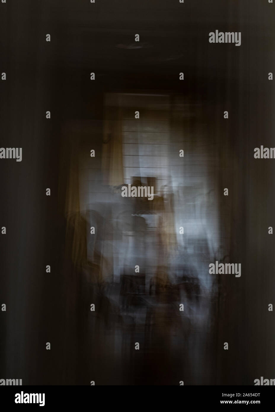 Image abstraite dans une pièce avec des chaises et tables en mouvement floue Banque D'Images