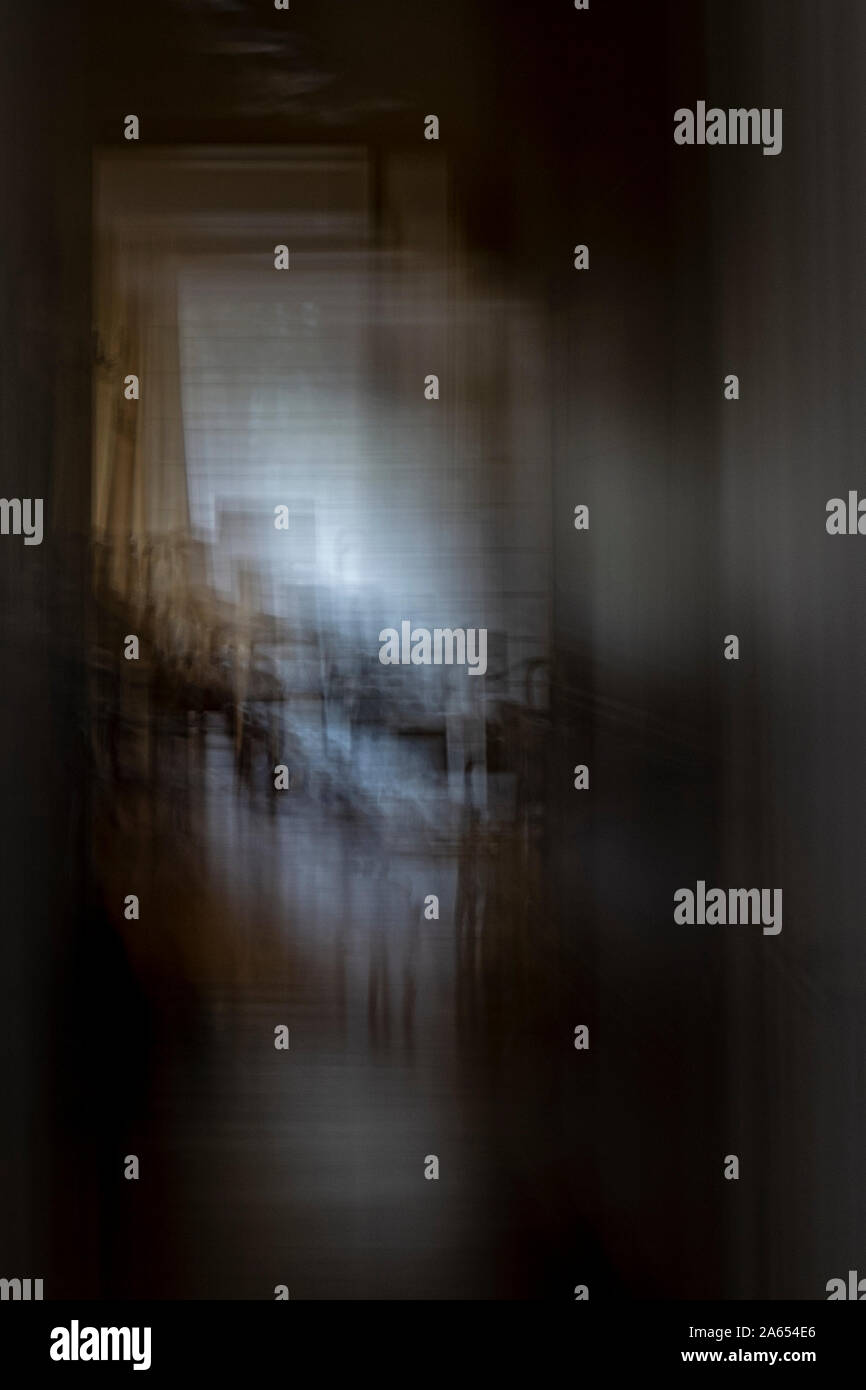 Image abstraite dans une pièce avec des chaises et tables en mouvement floue Banque D'Images