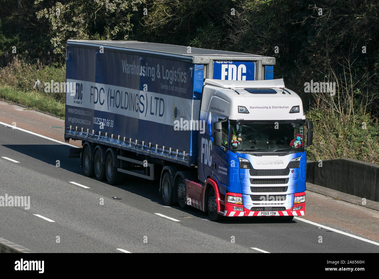 FDC Holdings Warehousing & Logistics Scania Truck voyageant sur l'autoroute M6 près de Preston dans le Lancashire, Royaume-Uni Banque D'Images