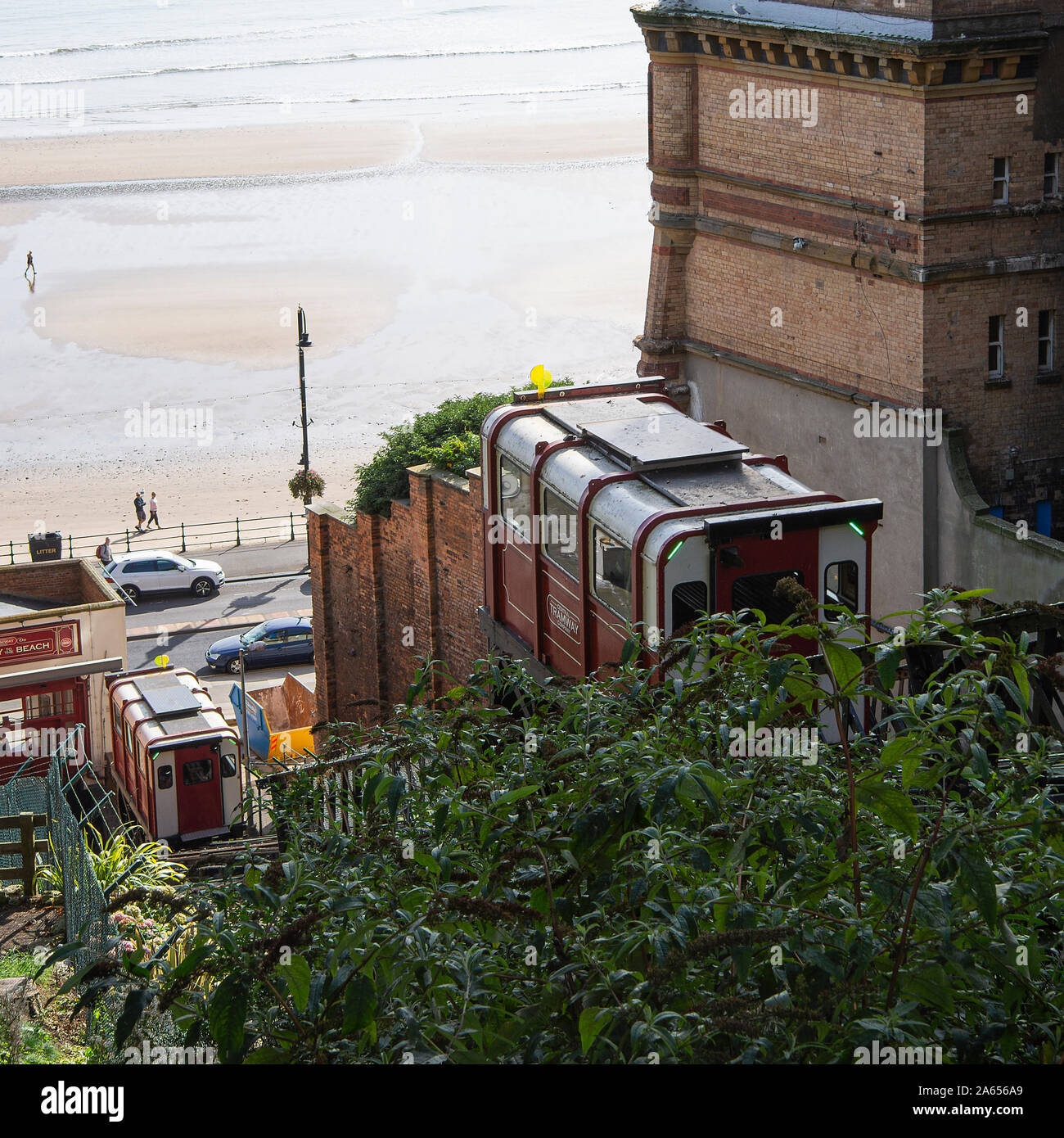 Le tramway Scarborough qui part de la gare supérieure à la plage en bas d'une piste escarpée pour les vacanciers du North Yorkshire England Royaume-Uni Banque D'Images