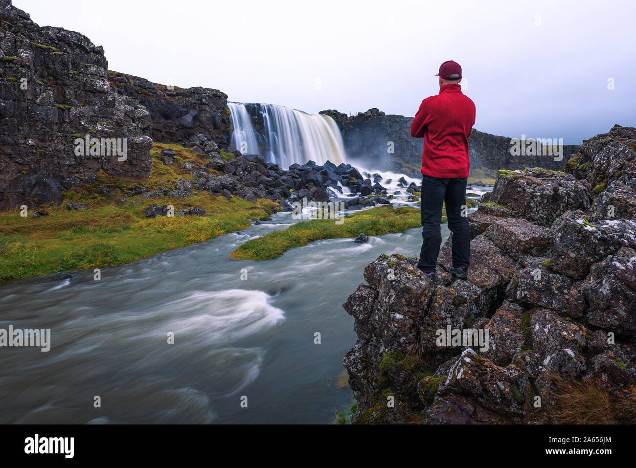 Les touristes à la recherche à la chute Oxarafoss en Islande Banque D'Images