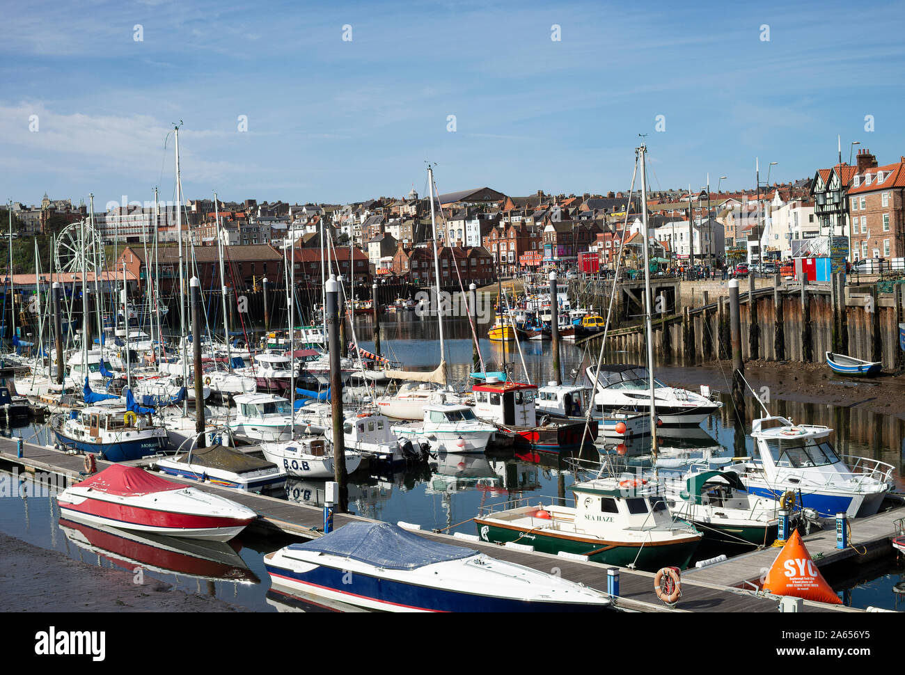 Bateaux et bateaux de plaisance amarrés en Marina and Harbour à Scarborough North Yorkshire England Royaume-Uni Banque D'Images