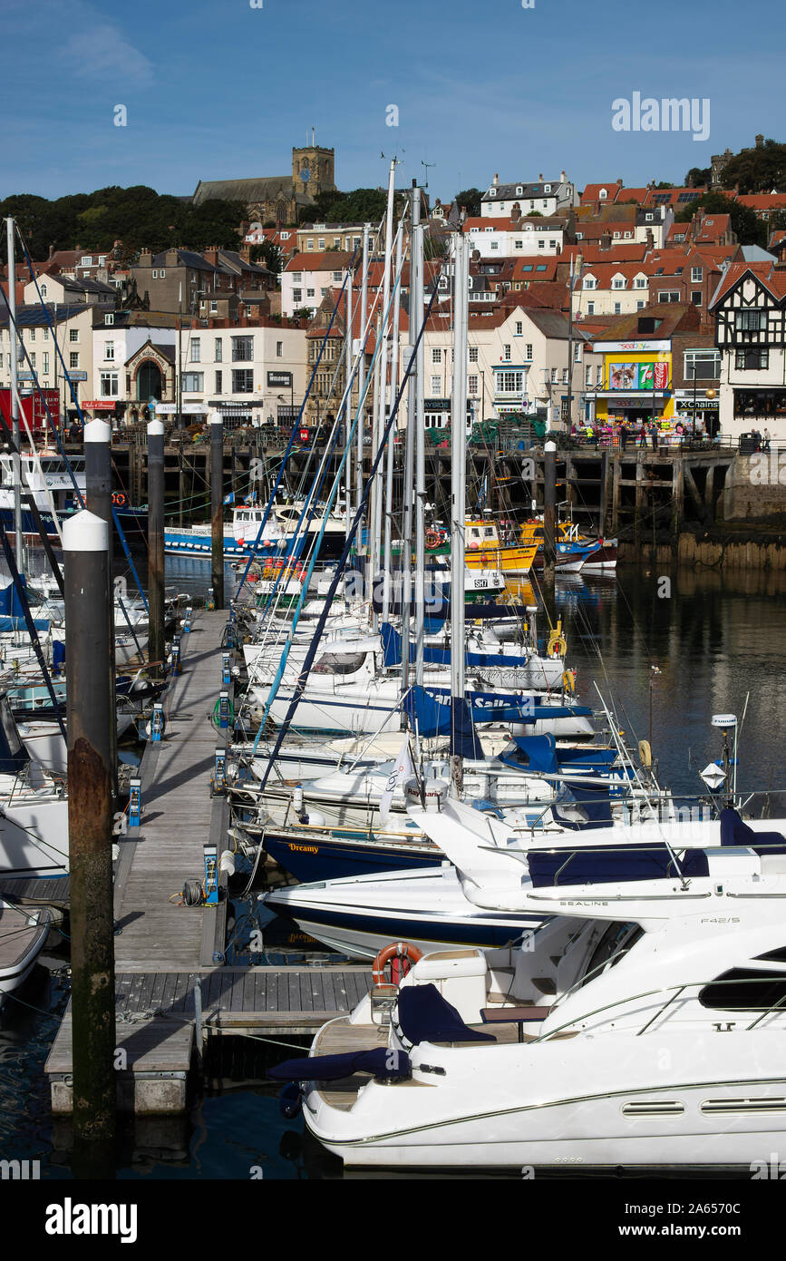 Bateaux et bateaux de plaisance amarrés en Marina and Harbour à Scarborough North Yorkshire England Royaume-Uni Banque D'Images