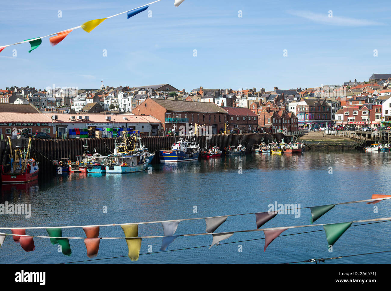 Des bateaux de pêche et chalutiers colorés amarrés à Scarborough Harbour sur un charmant Sunny Day North Yorkshire England Royaume-Uni Banque D'Images