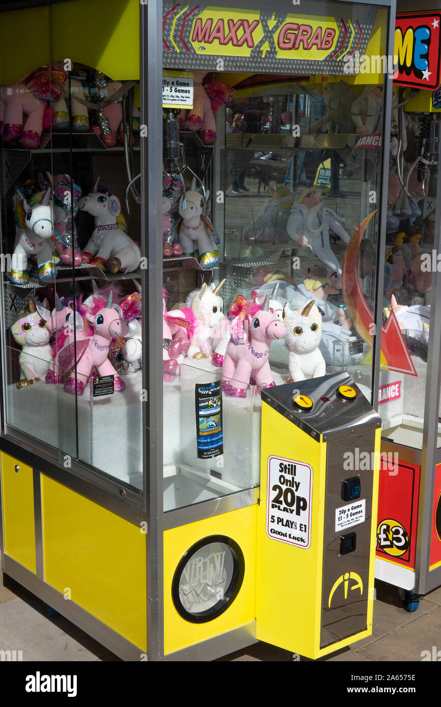 Un jeu pour gagner des poupées Stuffed Unicorn ou des animaux à une arcade d'amusement à Scarborough North Yorkshire Angleterre Royaume-Uni Banque D'Images