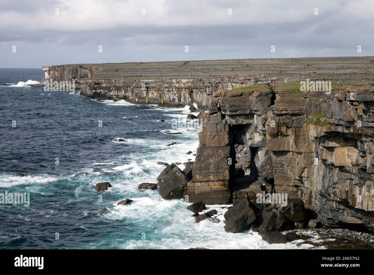 L'Irlande, dans le comté de Galway, les îles d'Aran, l'Inis Mor : les falaises près de Dun Duchathair (noir Fort) Banque D'Images