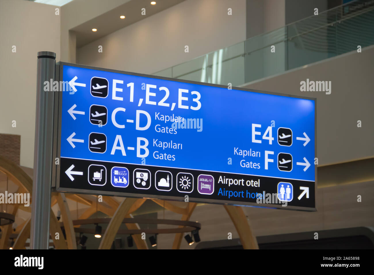 Vol de l'aéroport et des panneaux d'information à nouveau l'aéroport d'Istanbul, Istanbul, Turquie Banque D'Images