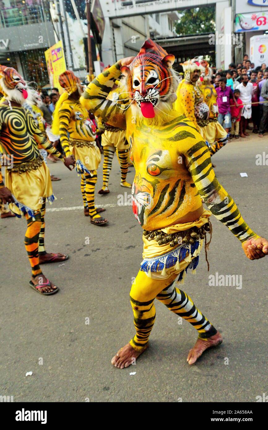 Pulikali Tiger Dance procession, Onam festival, Thrissur, Kerala, Inde, Asie Banque D'Images