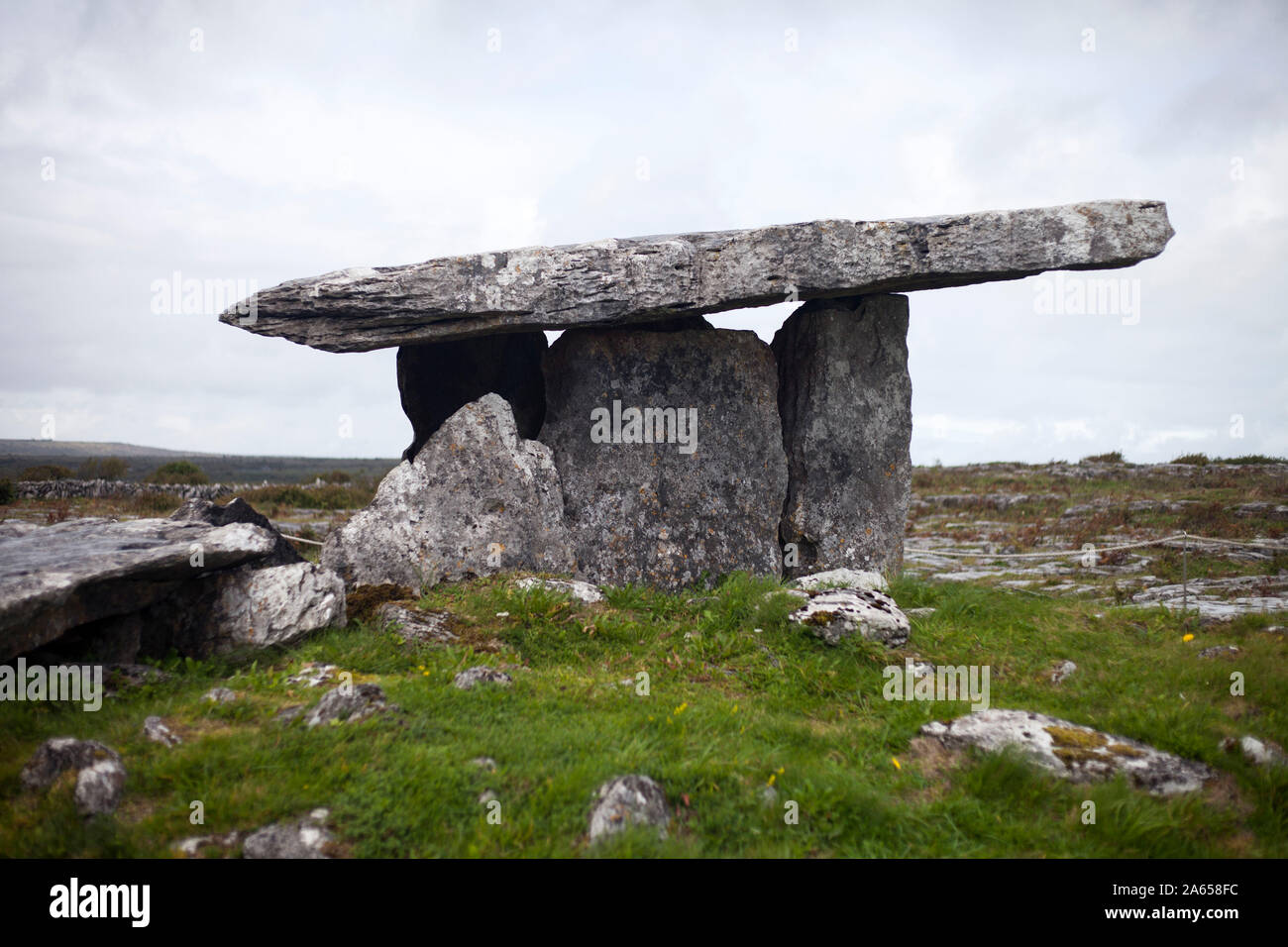 L'Irlande, le comté de Clare : dolmen de Poulnabrone dans la région de Burren Banque D'Images