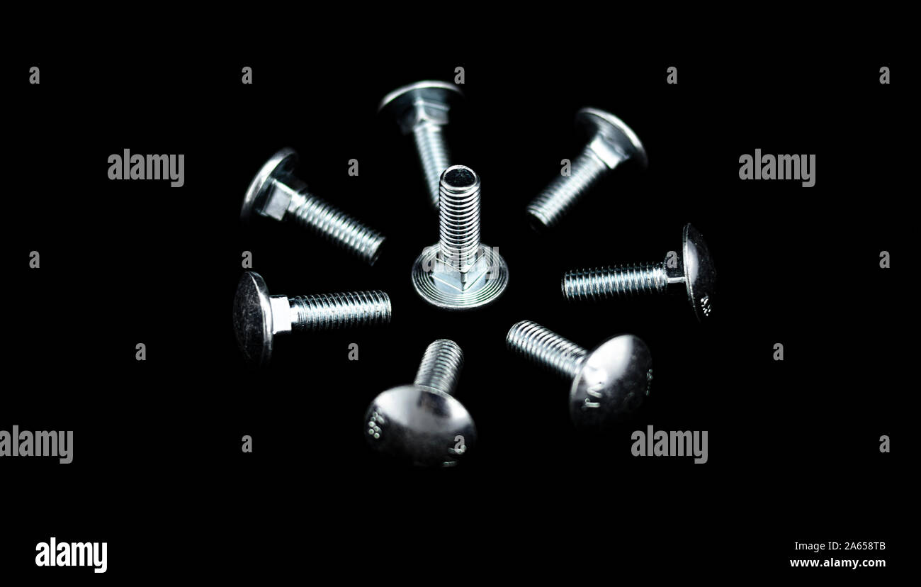 Groupe de vis lumineux disposés en forme circulaire et concentrique sur  fond noir Photo Stock - Alamy