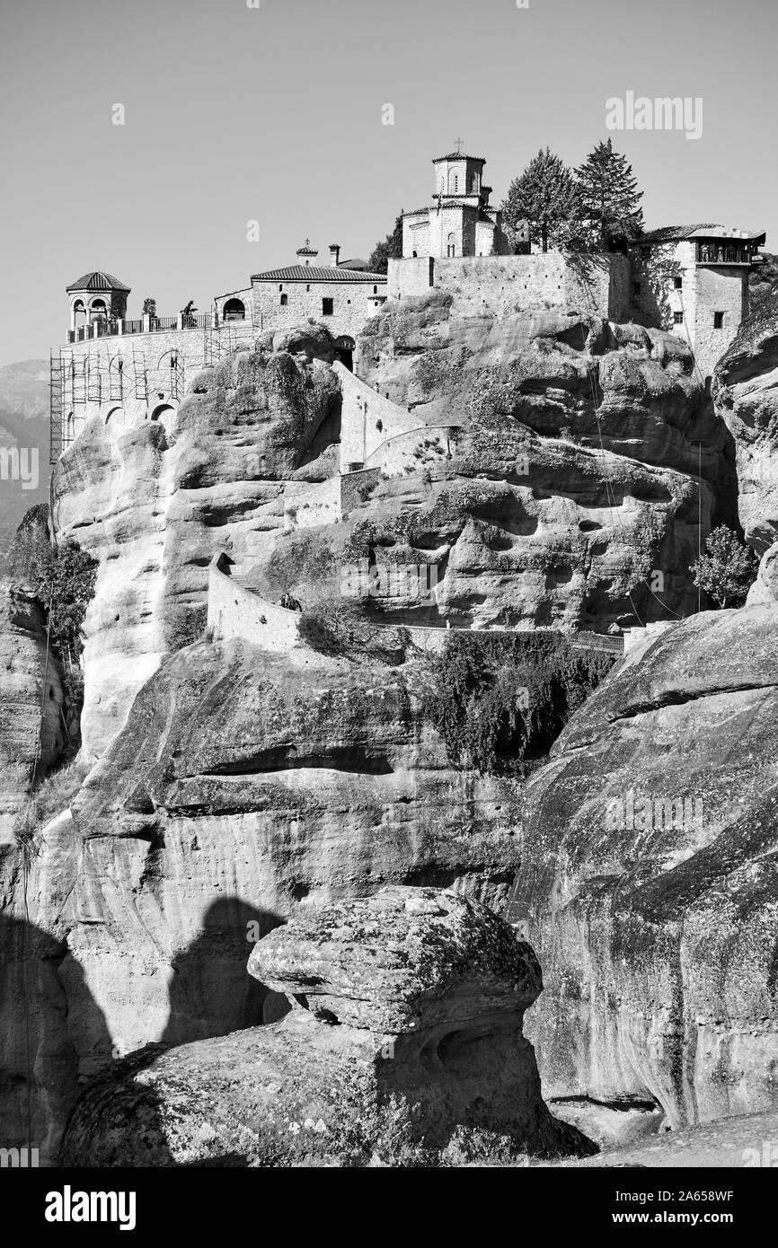 Le monastère de Varlaam sur le dessus de la roche en Météores, Grèce Grec - paysage noir et blanc Banque D'Images