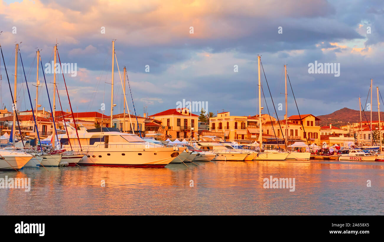 Panorama du port et front de mer de la ville d'Egine au coucher du soleil, les îles saroniques, Grèce Banque D'Images