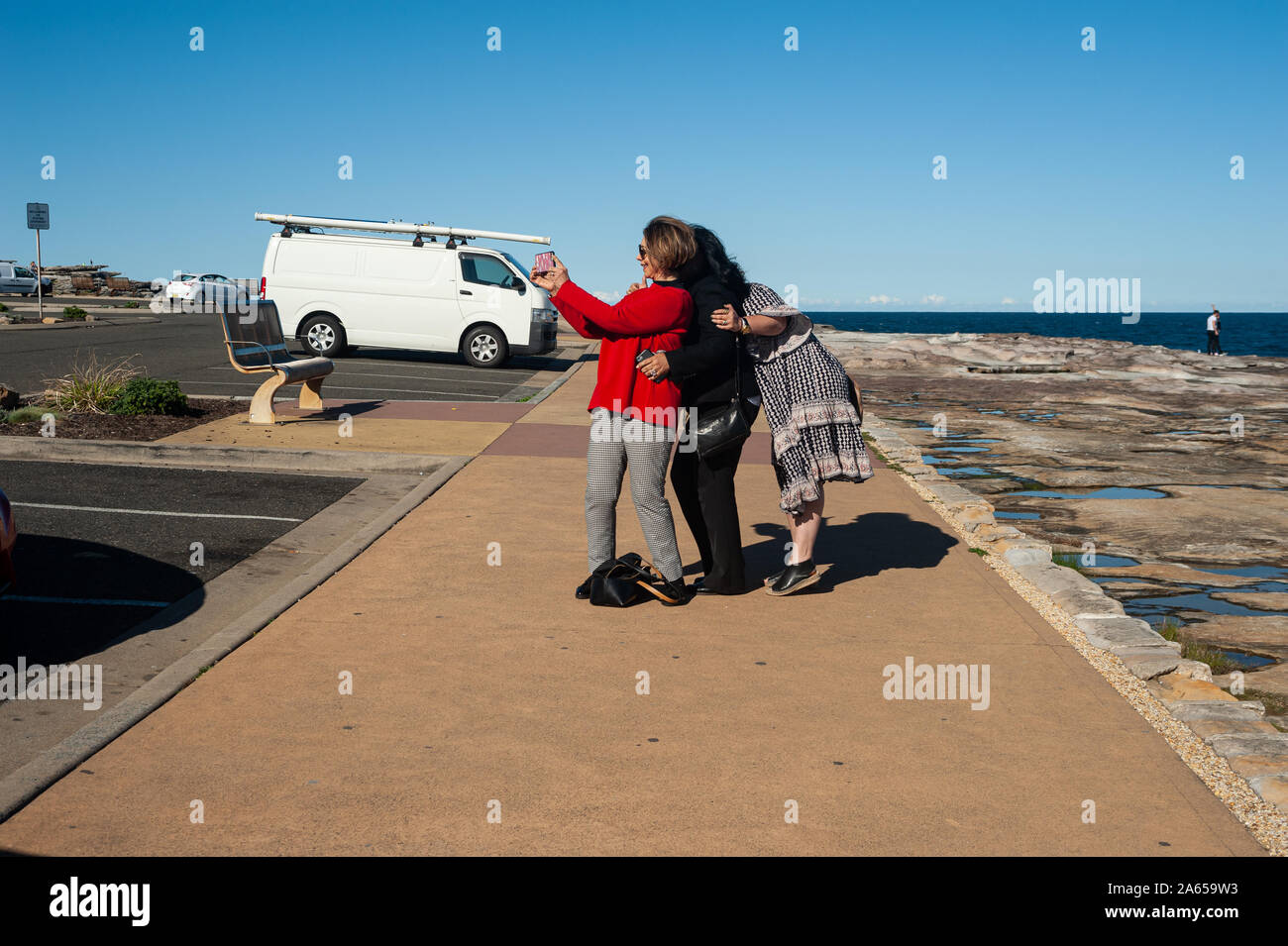 24.09.2019, Sydney, Nouvelle-Galles du Sud, Australie - Touristes prendre une photo souvenir selfies le long de la promenade de Bondi à Coogee. Banque D'Images