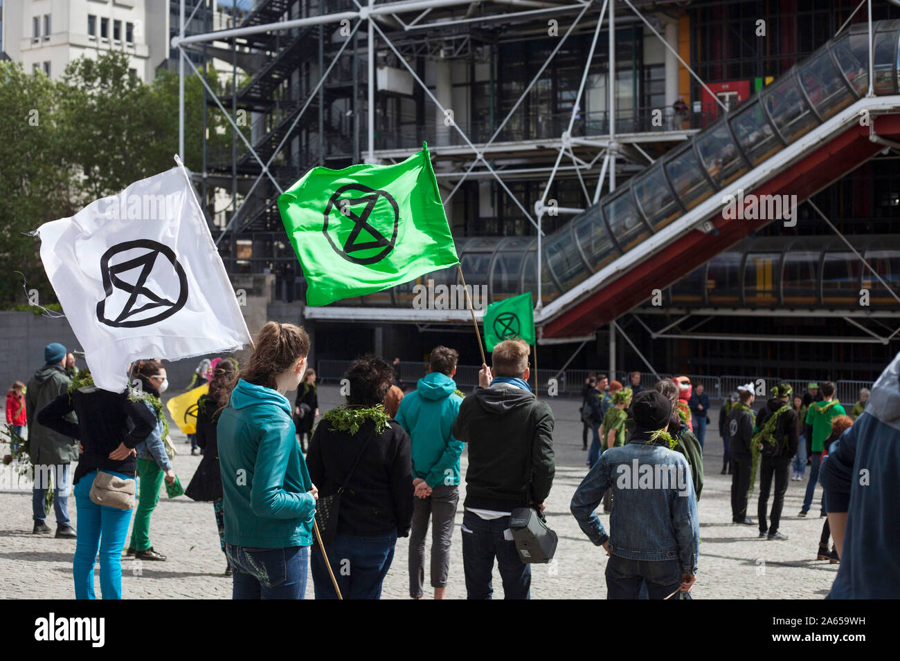 Le 27 avril, 12 h 05, dans le carré en font du Centre Pompidou à Paris, les militants de la situation socio-politique "mouvement de rébellion d'Extinction France" j Banque D'Images