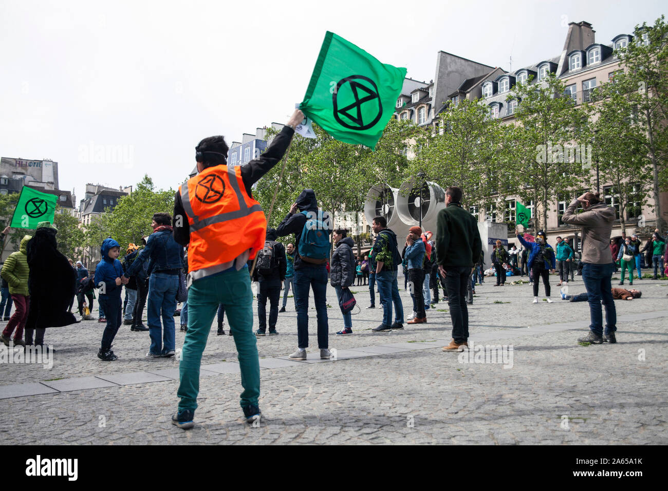 Le 27 avril, 12 h 05, dans le carré en font du Centre Pompidou à Paris, les militants de la situation socio-politique "mouvement de rébellion d'Extinction France" j Banque D'Images