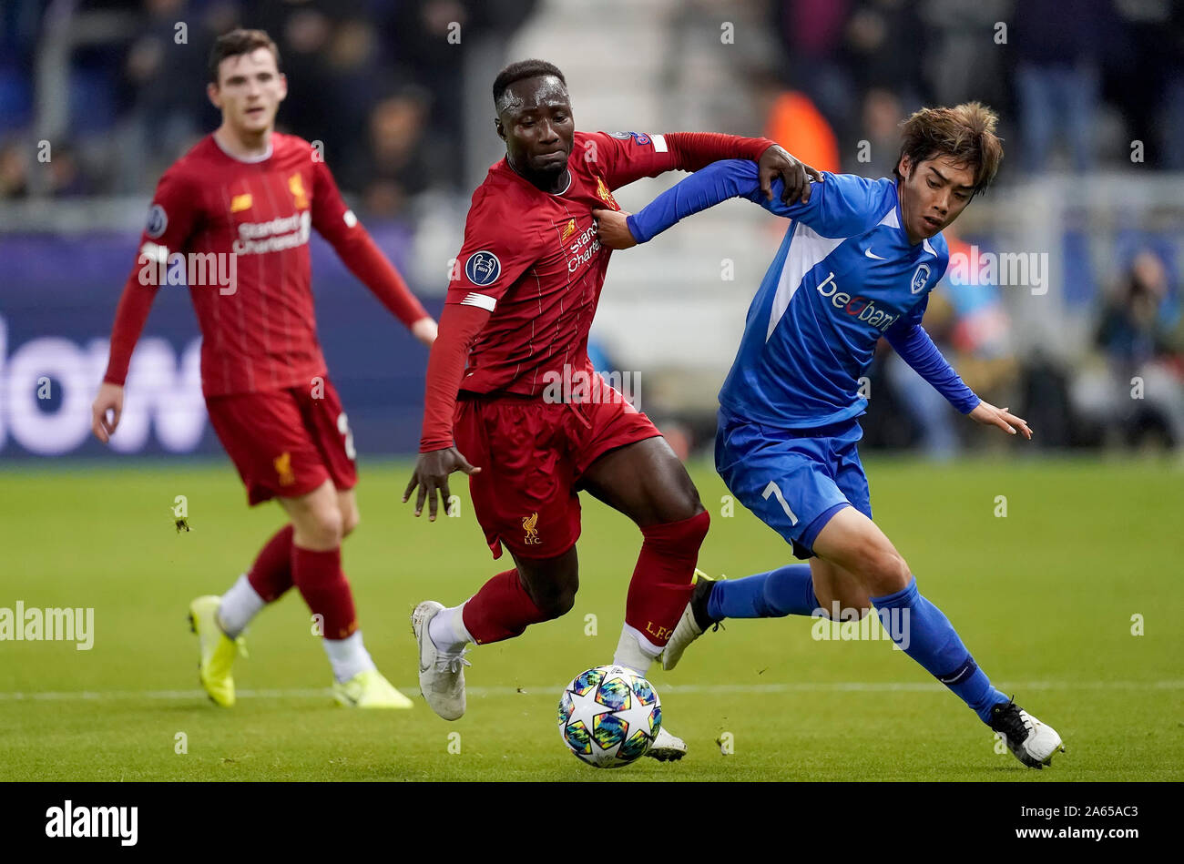 Naby Keita de Liverpool FC, Junya Ito de KRC Genk KRC Genk-Liverpool au cours des Champions le 23 octobre 2019 à Genk, en Belgique. Credit : Geert van arrêt Erven/SCS/AFLO/Alamy Live News Banque D'Images