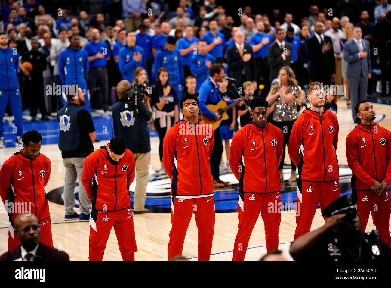 Washington Wizards' Rui Hachimura (3L) avant le match de basket NBA entre Washington Wizards 100-108 Dallas Mavericks à l'American Airlines Center de Dallas, Texas, United States, 23 octobre 2019. Credit : AFLO/Alamy Live News Banque D'Images